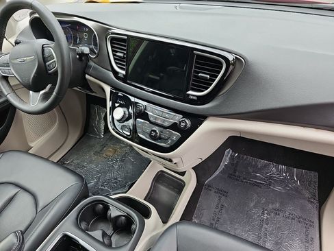 Used 2024 Chrysler Pacifica Touring-L FWD image 13