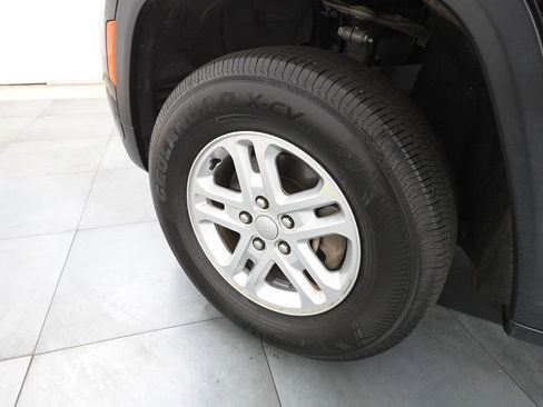 Used 2022 Jeep Grand Cherokee Laredo w/ Luxury Tech Group I image 29