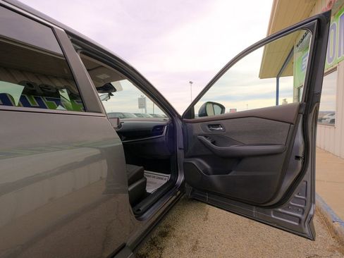 Used 2023 Nissan Rogue SV image 15