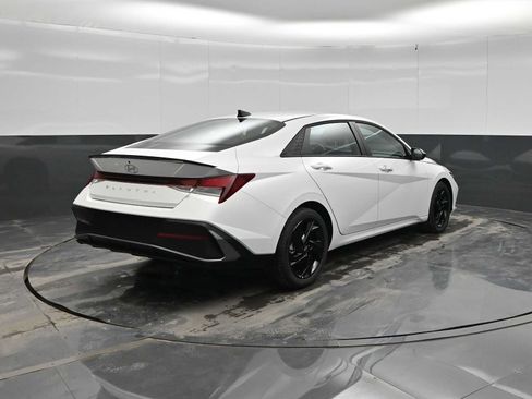 New 2026 Hyundai Elantra SEL Sport FWD image 7