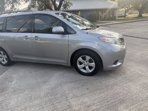 Used 2012 Toyota Sienna LE FWD image 4