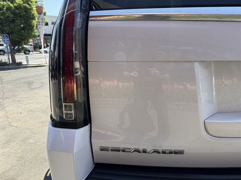 Used 2016 Cadillac Escalade Luxury AWD/4WD image 13