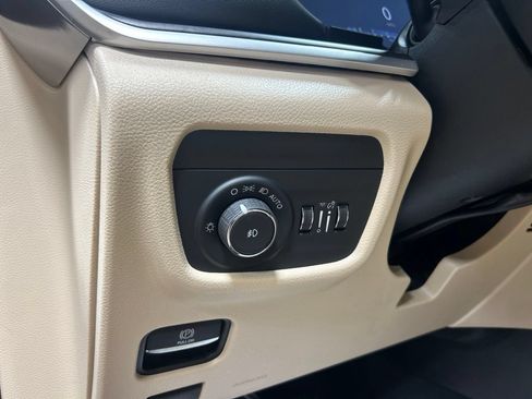 Used 2023 Jeep Grand Cherokee Limited AWD/4WD image 28
