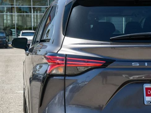 Used 2021 Toyota Sienna Limited FWD image 6