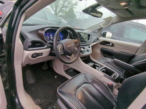 Used 2023 Chrysler Pacifica Limited FWD image 7