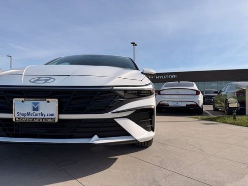 Used 2025 Hyundai Elantra Hybrid FWD image 9