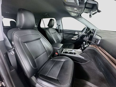 Used 2024 Ford Explorer Limited w/ Limited Technology Package RWD image 31