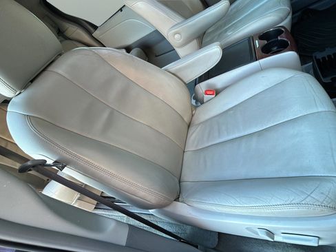 Used 2014 Toyota Sienna XLE image 19