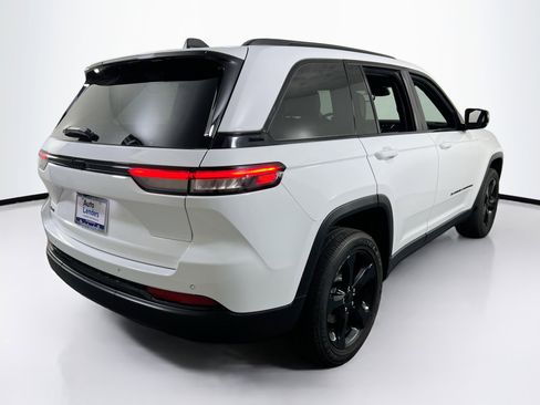 Used 2023 Jeep Grand Cherokee Altitude image 5