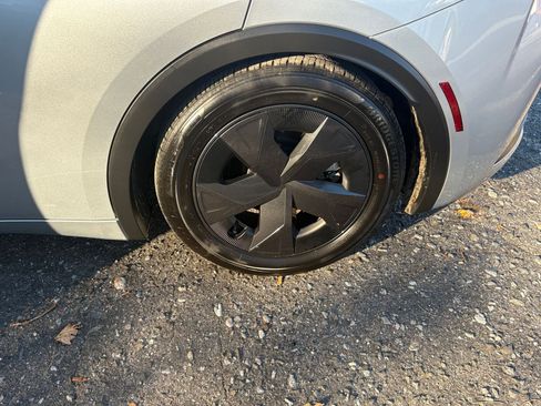 Used 2025 Toyota Prius LE image 25