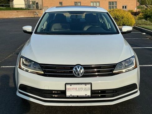 Used 2017 Volkswagen Jetta SE image 2