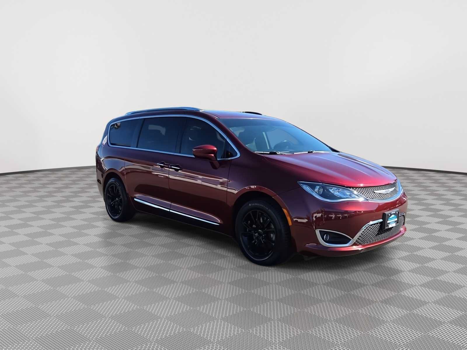 Used 2020 Chrysler Pacifica Touring-L w/ Tire & Wheel Group FWD image 2