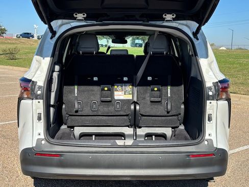 Used 2024 Toyota Sienna XLE image 8
