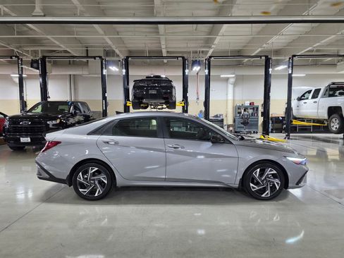 Certified 2025 Hyundai Elantra Sport image 8