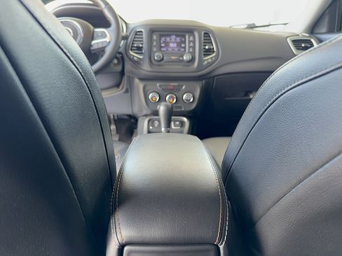 Used 2018 Jeep Compass Latitude FWD image 30