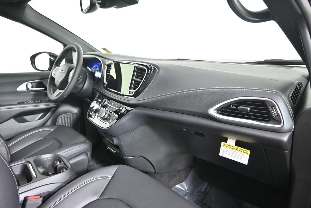 New 2027 Chrysler Pacifica Select AWD/4WD image 14
