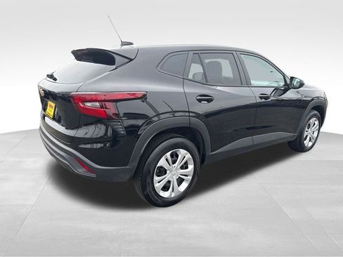 Used 2025 Chevrolet Trax LS image 7