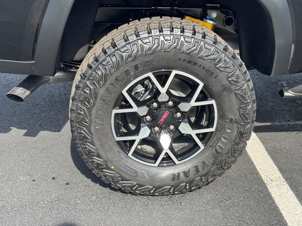 New 2026 GMC Canyon AT4X w/ LPO, Black Badging Package AWD/4WD image 4
