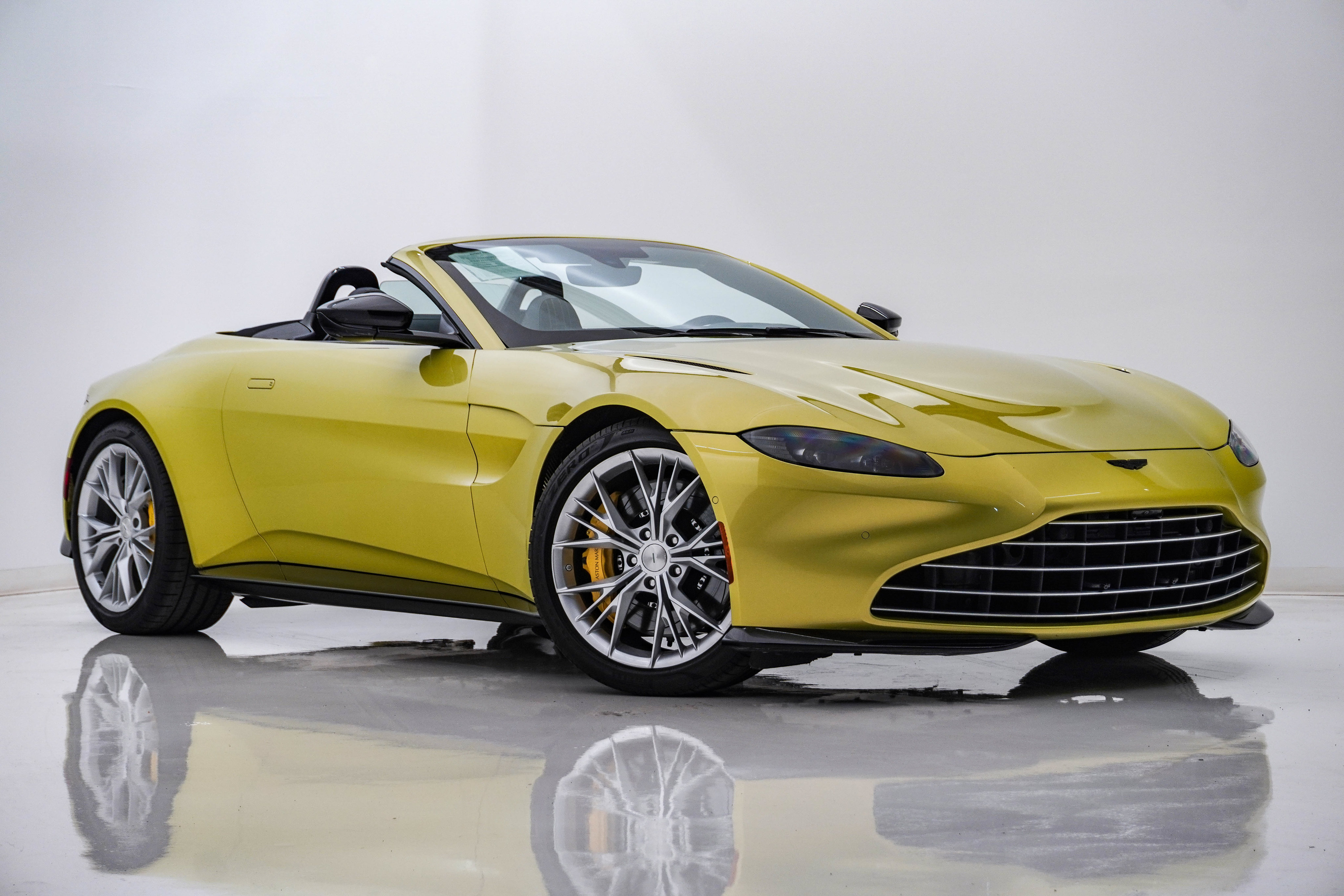 Used 2023 Aston Martin V8 Vantage Roadster RWD image 1