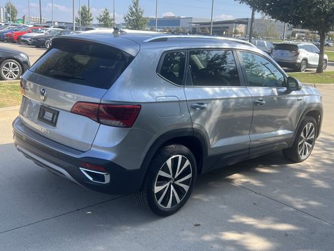 Certified 2024 Volkswagen Taos SE w/ Panoramic Sunroof Package image 10