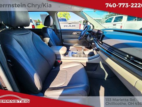 Used 2025 Kia Carnival FWD image 32
