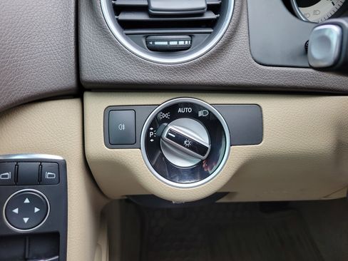 Used 2013 Mercedes-Benz C 250 Sedan image 23