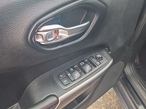 Used 2019 Jeep Cherokee Latitude w/ Popular Appearance Group AWD/4WD image 12