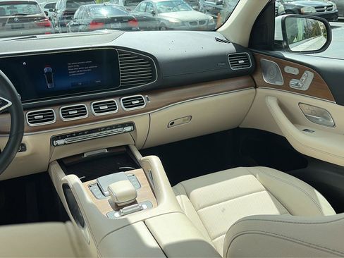 Used 2024 Mercedes-Benz GLS 450 4MATIC image 17