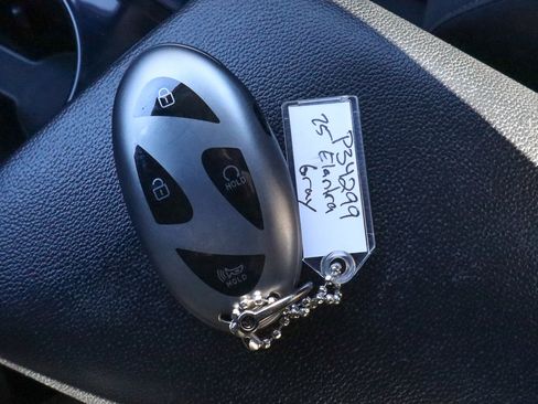 Used 2025 Hyundai Elantra SEL image 30