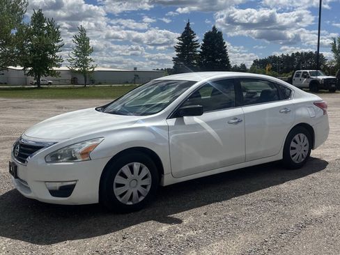 Used 2013 Nissan Altima 2.5 S FWD image 1