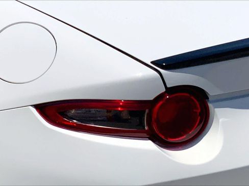Used 2021 MAZDA MX-5 Miata Club RWD image 23