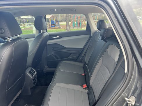 Used 2022 Volkswagen Taos SE w/ Panoramic Sunroof Package image 30