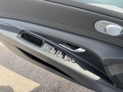 Used 2025 Hyundai Elantra Limited image 18