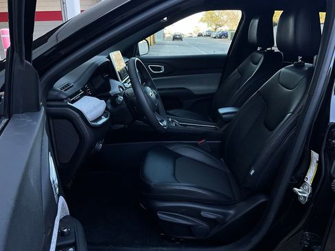 Used 2025 Jeep Compass Latitude image 10