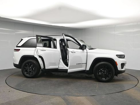Used 2025 Jeep Grand Cherokee Altitude AWD/4WD image 50