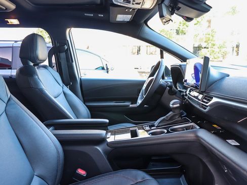 Used 2025 Toyota Sienna Platinum image 17