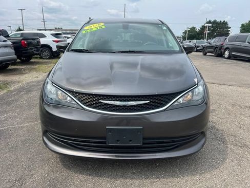 Used 2018 Chrysler Pacifica LX FWD image 2