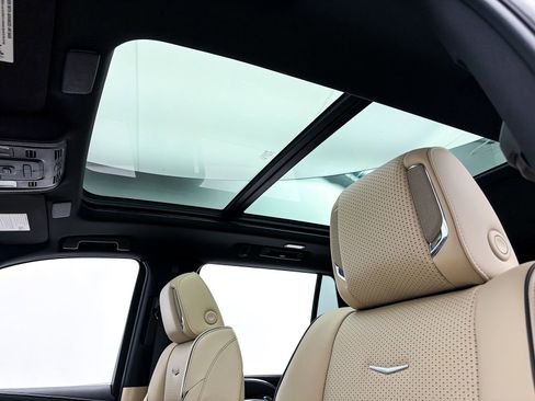 Used 2023 Cadillac Escalade Premium Luxury image 3