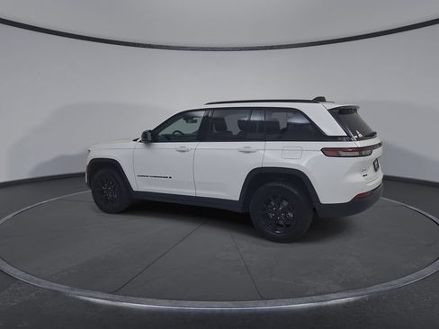 Used 2025 Jeep Grand Cherokee Altitude AWD/4WD image 11