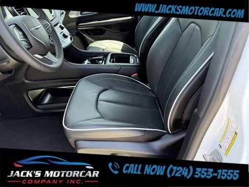 Used 2026 Chrysler Pacifica Limited FWD image 27