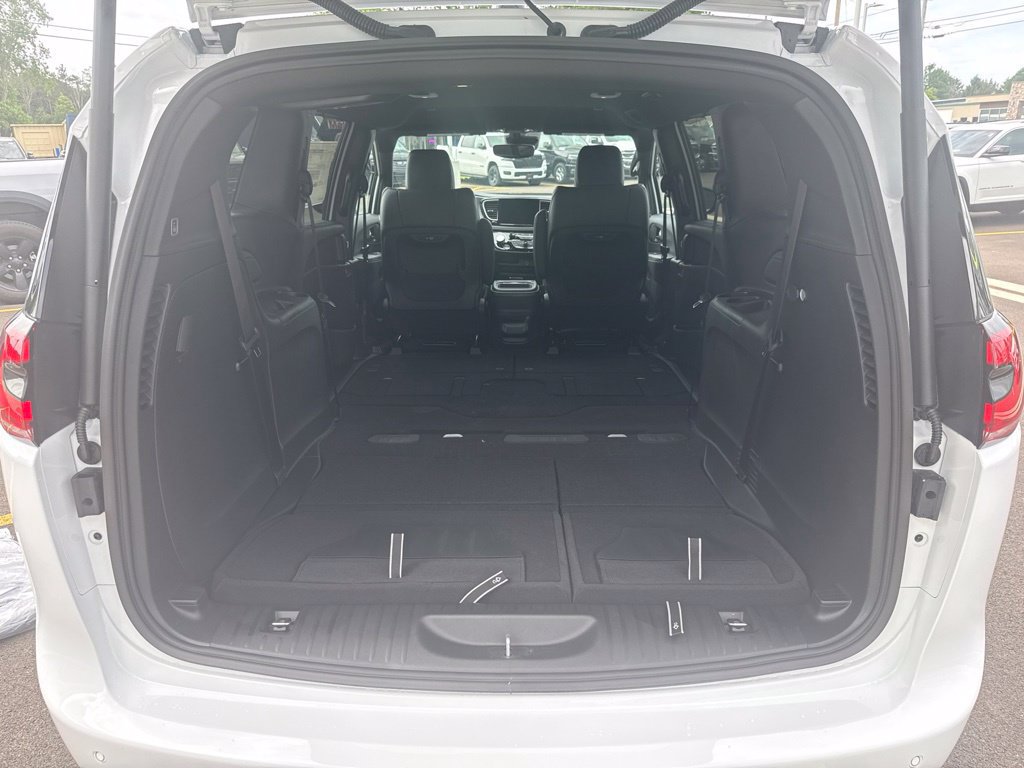 New 2027 Chrysler Pacifica Select AWD/4WD image 18