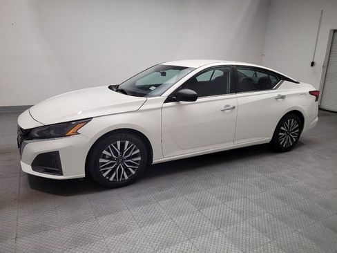 Used 2025 Nissan Altima 2.5 SV FWD image 2