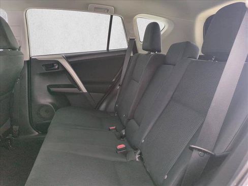 Used 2018 Toyota RAV4 LE FWD image 21