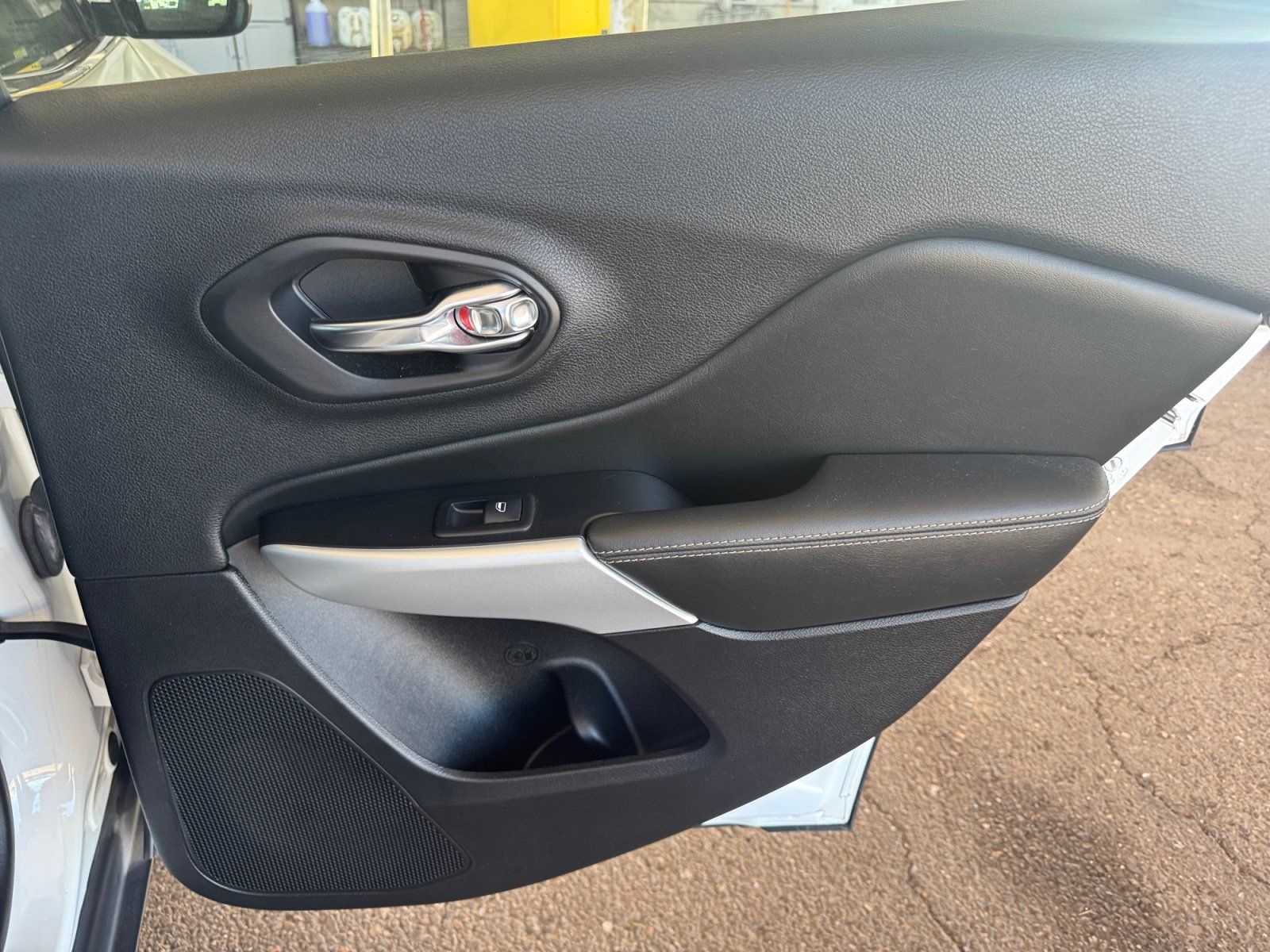 Used 2018 Jeep Cherokee Latitude Plus w/ Comfort/Convenience Group FWD image 27
