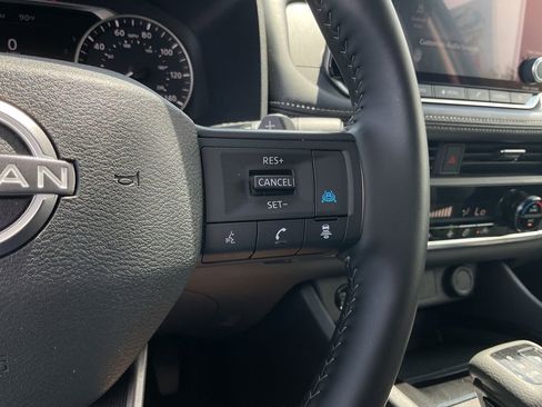 Used 2025 Nissan Rogue SV FWD image 30