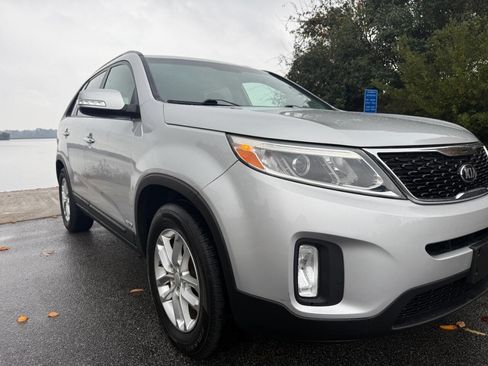 Used 2015 Kia Sorento LX image 4