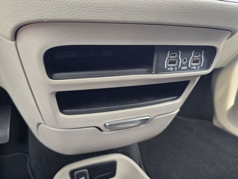 Used 2024 Chrysler Pacifica Touring-L FWD image 21