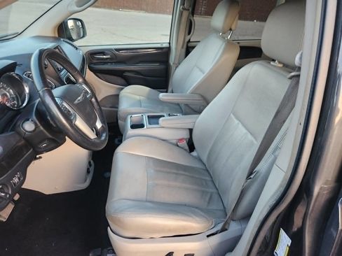 Used 2012 Chrysler Town & Country Touring-L w/ Entertainment Group #2 FWD image 11
