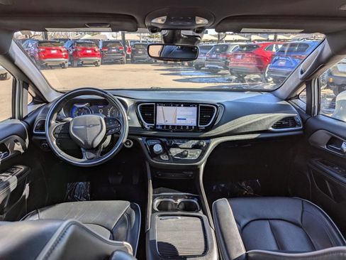 Used 2021 Chrysler Pacifica Limited w/ Uconnect Theater Family Group image 19