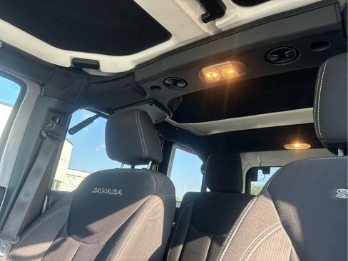 Used 2017 Jeep Wrangler Unlimited Sahara w/ Connectivity Group image 7